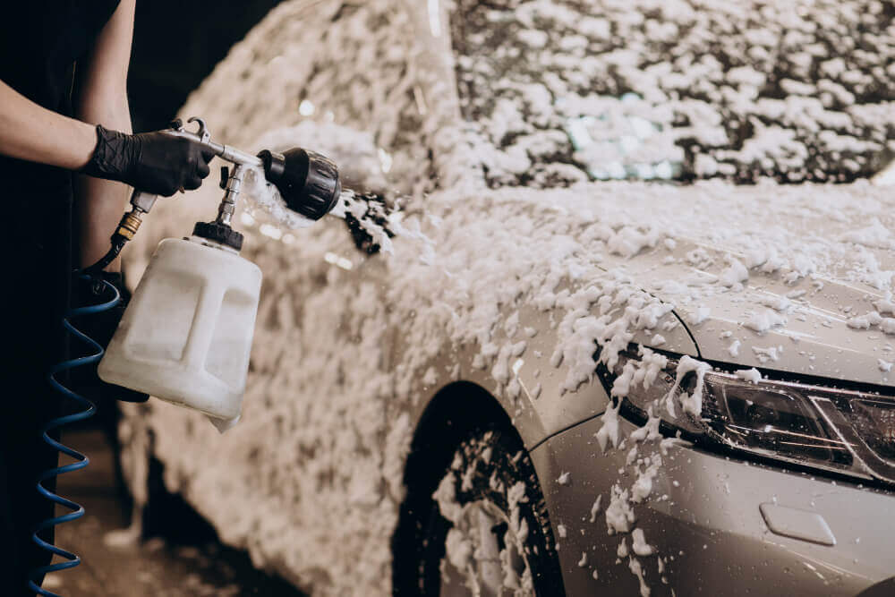 Auto wordt ingeschuimd met een schuimpistool bij YES CARWASH