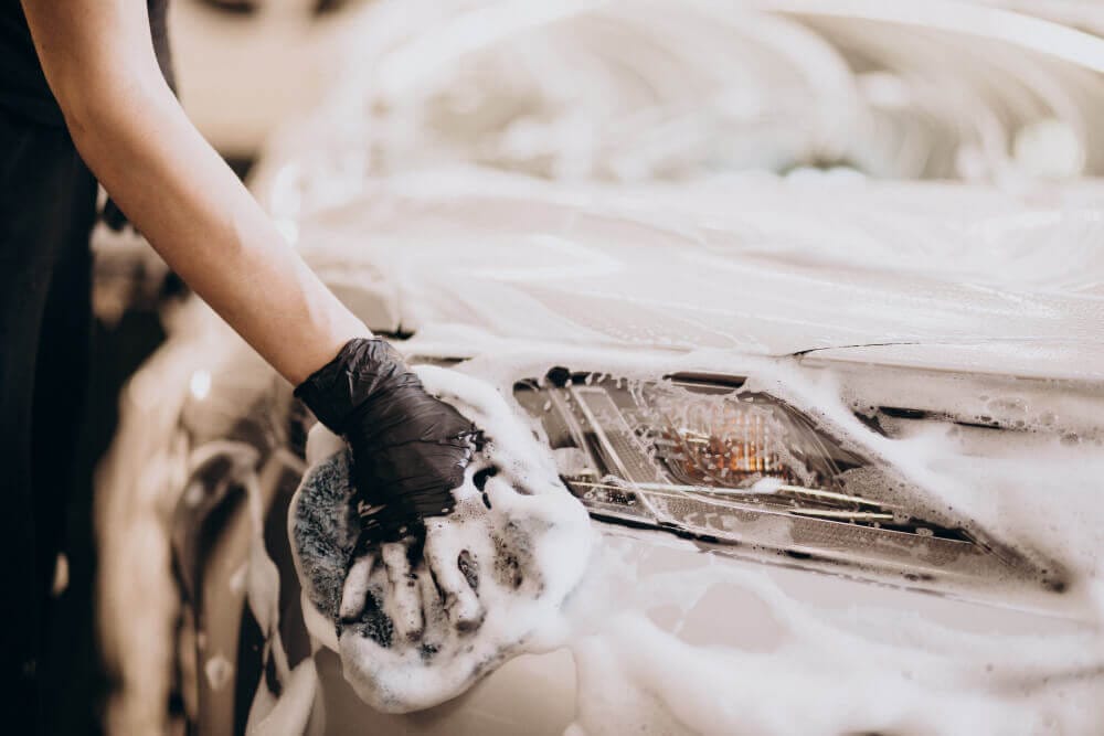 Handwash: koplamp wordt met de hand gewassen